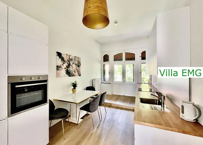 Emg Nah Duesseldorf Essen Dortmund, Familien Gruppen Bis 27 Personen, 3 Kuechen, Kaminofen, Terrasse