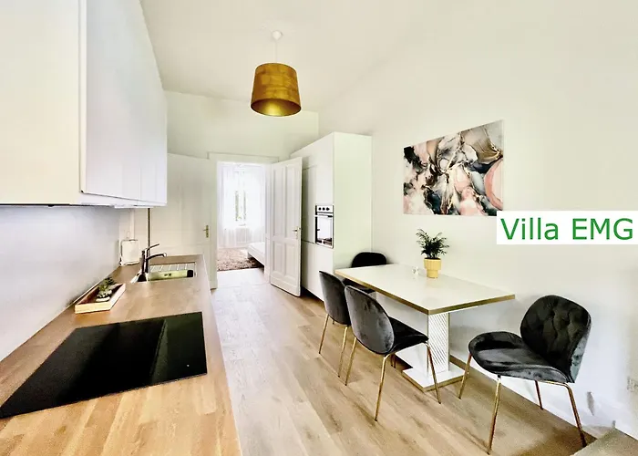 Emg Nah Duesseldorf Essen Dortmund, Familien Gruppen Bis 27 Personen, 3 Kuechen, Kaminofen, Terrasse Villa