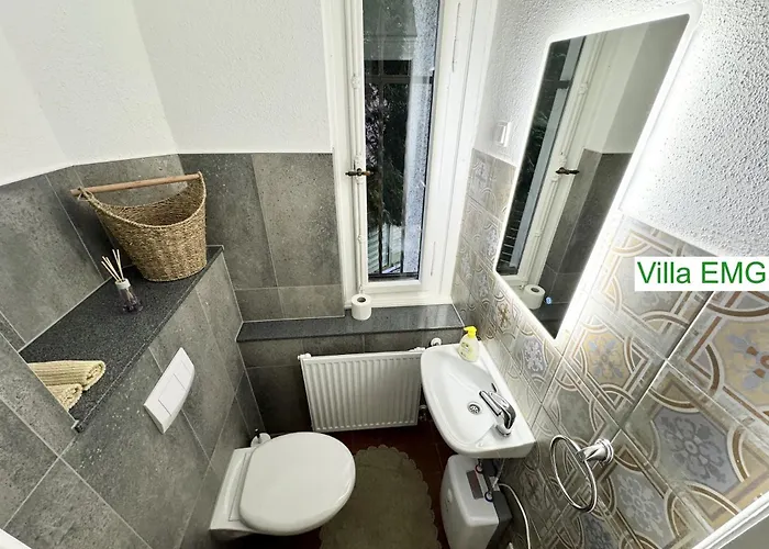 Villa Emg Nah Duesseldorf Essen Dortmund, Familien Gruppen Bis 27 Personen, 3 Kuechen, Kaminofen, Terrasse Velbert