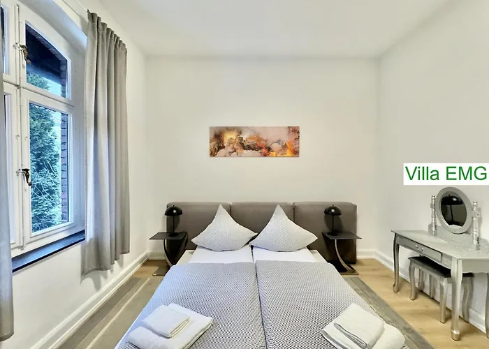 Emg Nah Duesseldorf Essen Dortmund, Familien Gruppen Bis 27 Personen, 3 Kuechen, Kaminofen, Terrasse